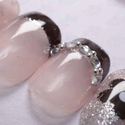 ビジュー付フレンチネイルデザイン[デザイン済ネイルチップ]