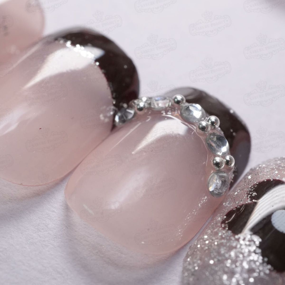 ビジュー付フレンチネイルデザイン[デザイン済ネイルチップ]