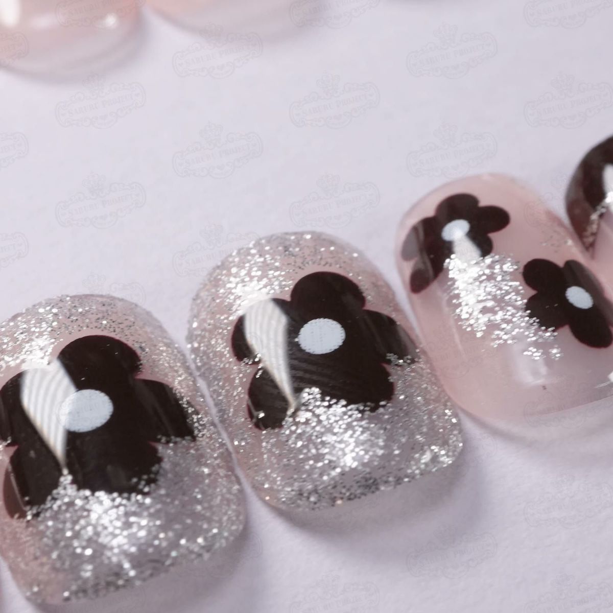 ビジュー付フレンチネイルデザイン[デザイン済ネイルチップ]